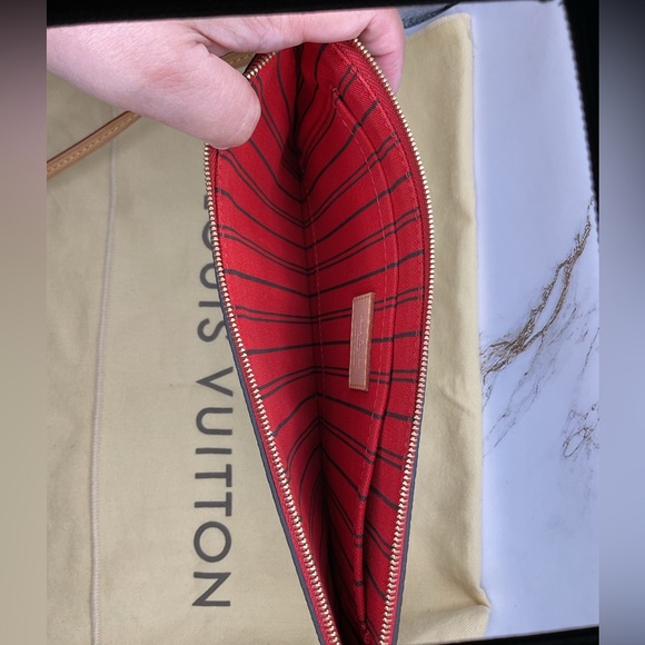 Louis Vuitton Neverfull Pouch - Picture 5 of 15